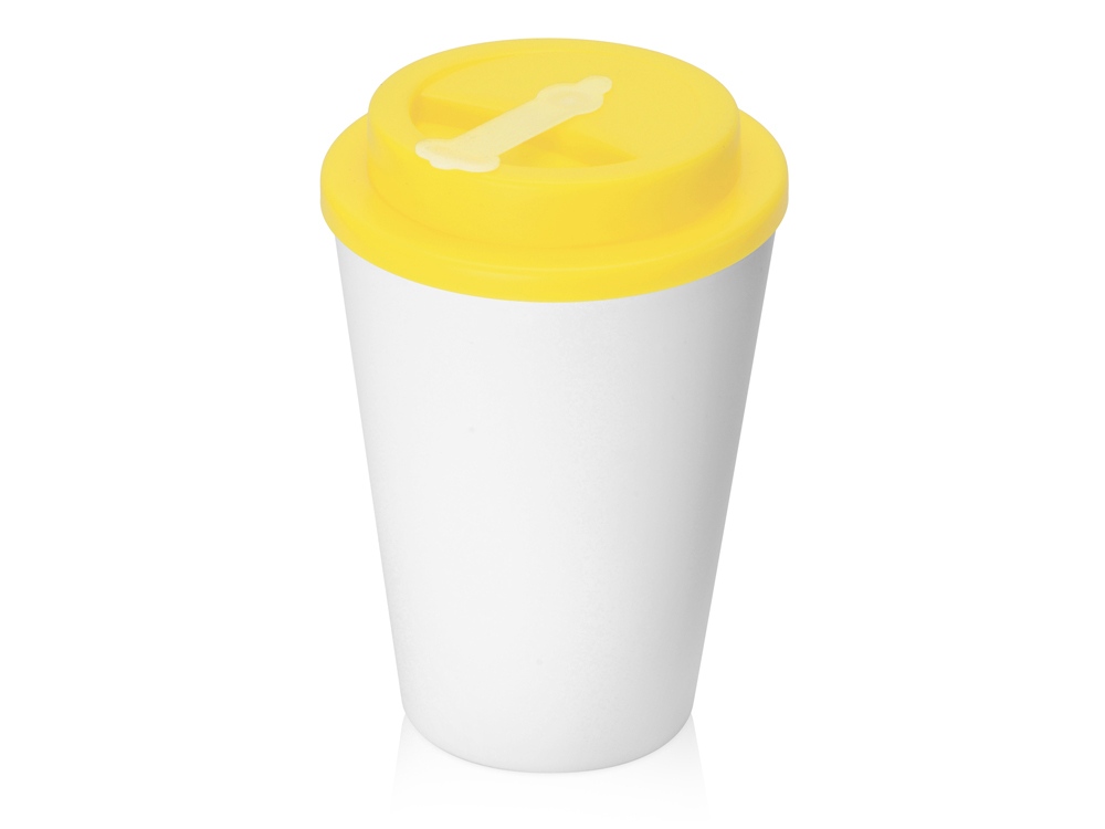 желтый пластиковый стакан